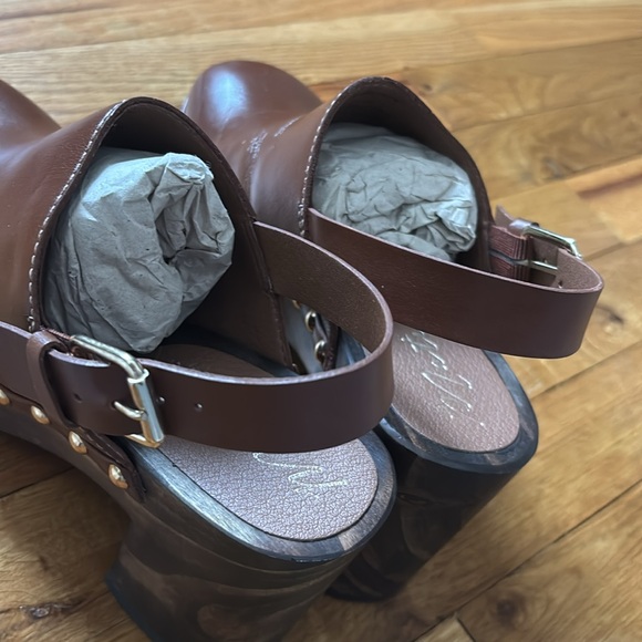 Brown Clogs - Picture 4 of 12
